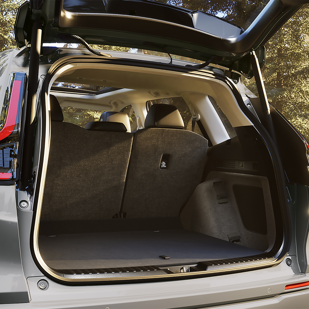 Honda CR-V Plug-in Hybrid sett bakfra med åpent bagasjerom.